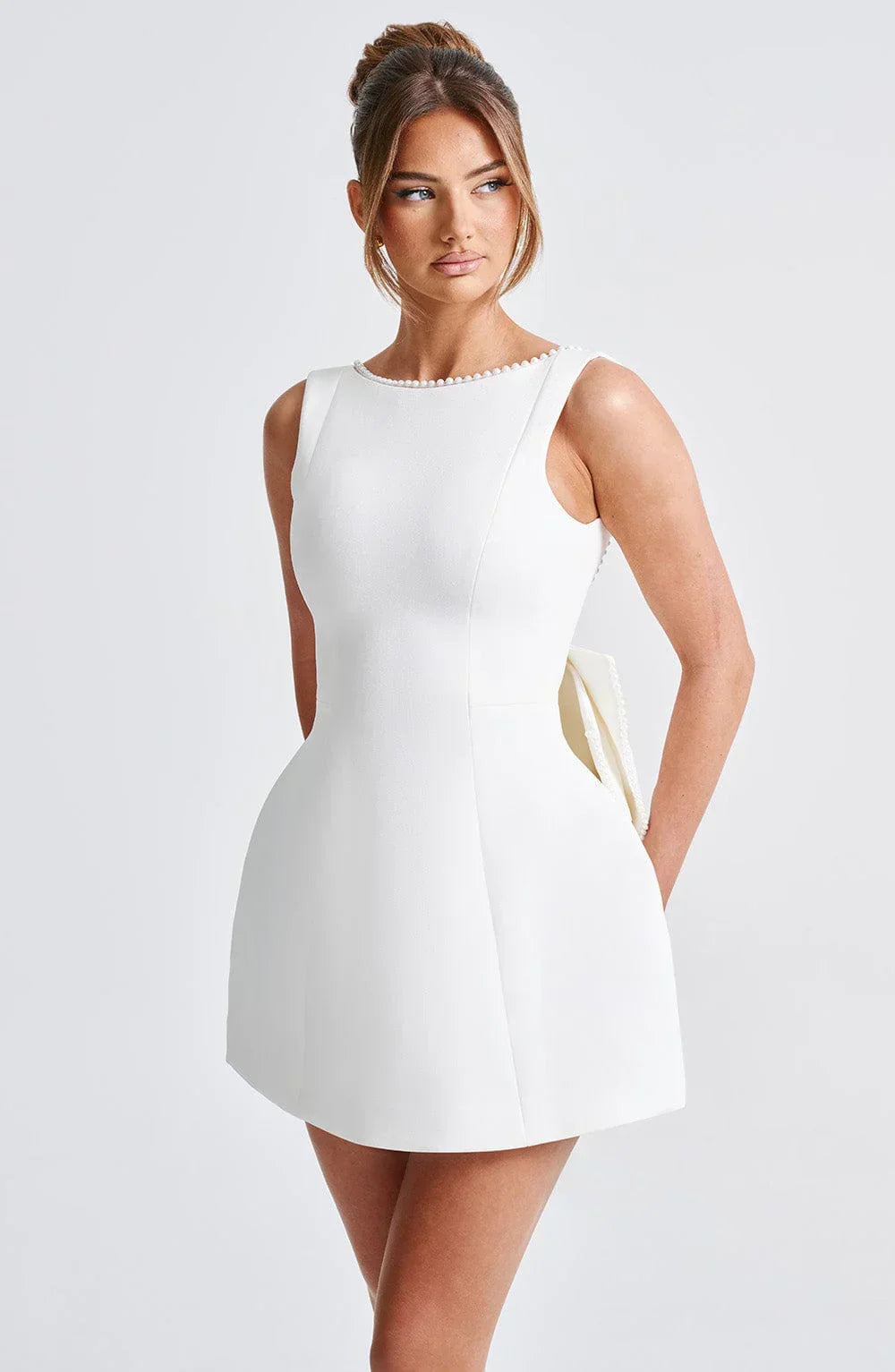 Dames cocktailjurk met strik detail en pareltjes - Avondjurk