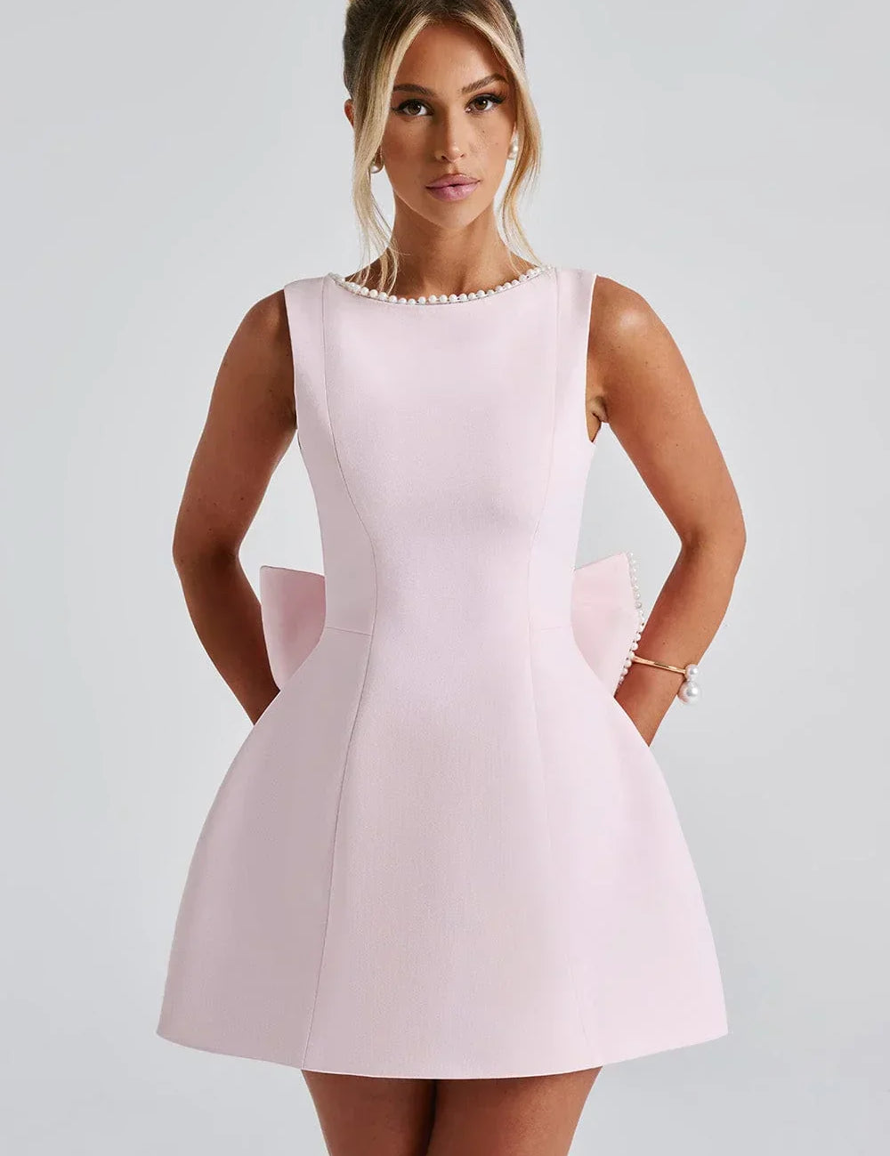 robe-courte-femme-avec-nud-dcoratif-au-dos--2809a.webp