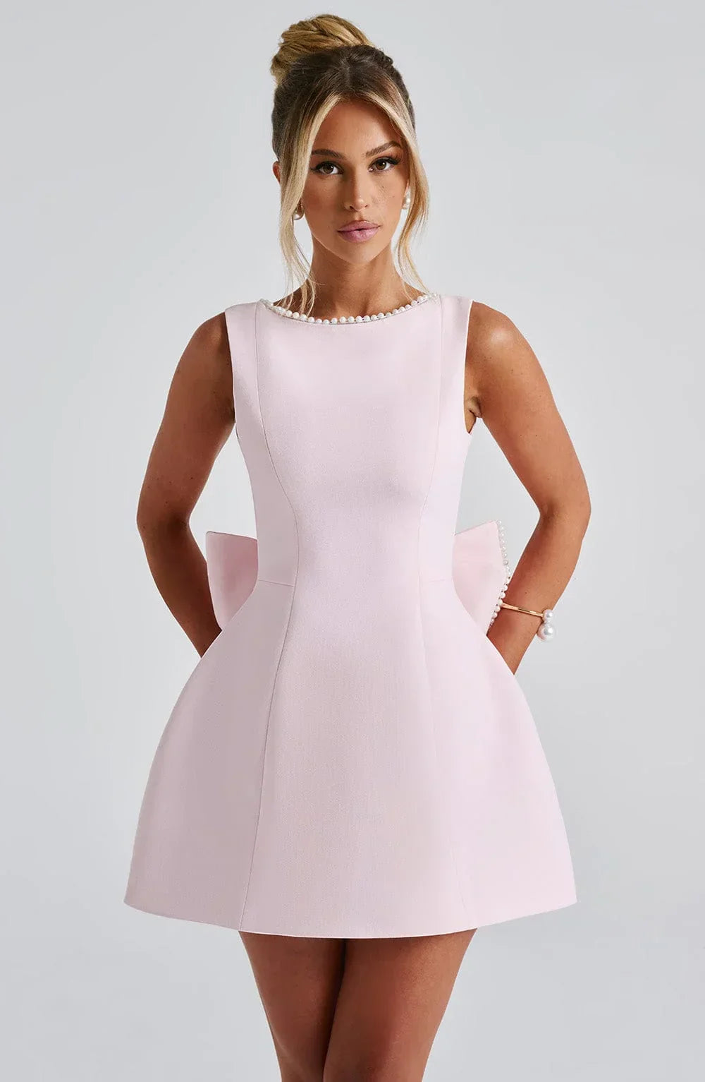 Dames cocktailjurk met strik detail en pareltjes - Avondjurk