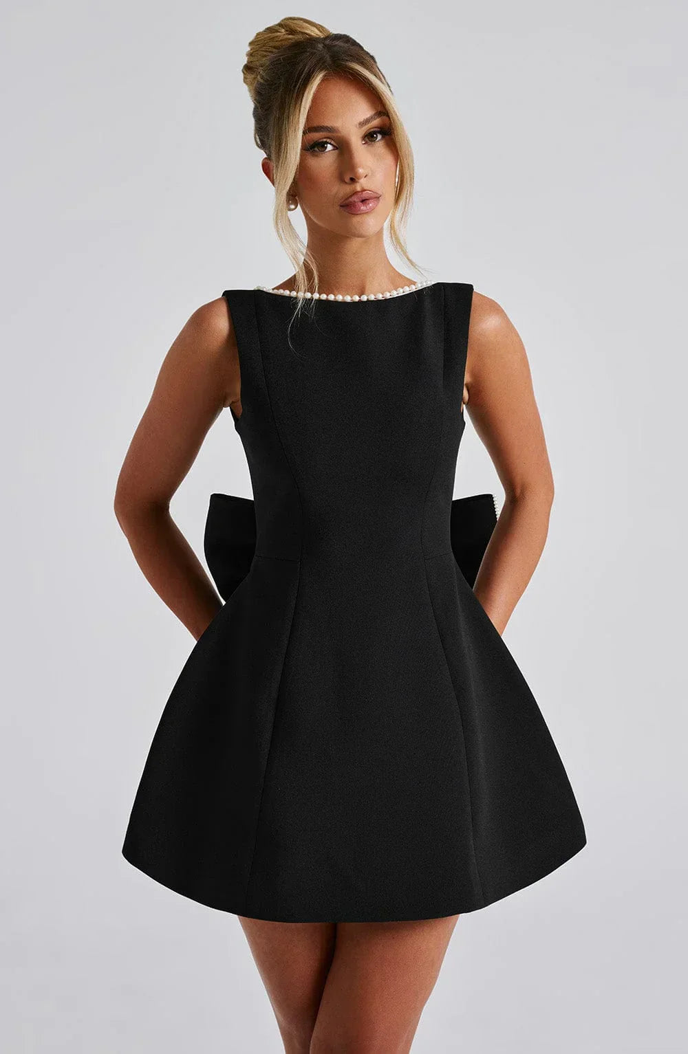 Dames cocktailjurk met strik detail en pareltjes - Avondjurk