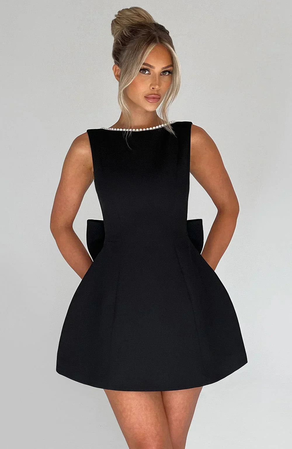 Dames cocktailjurk met strik detail en pareltjes - Avondjurk