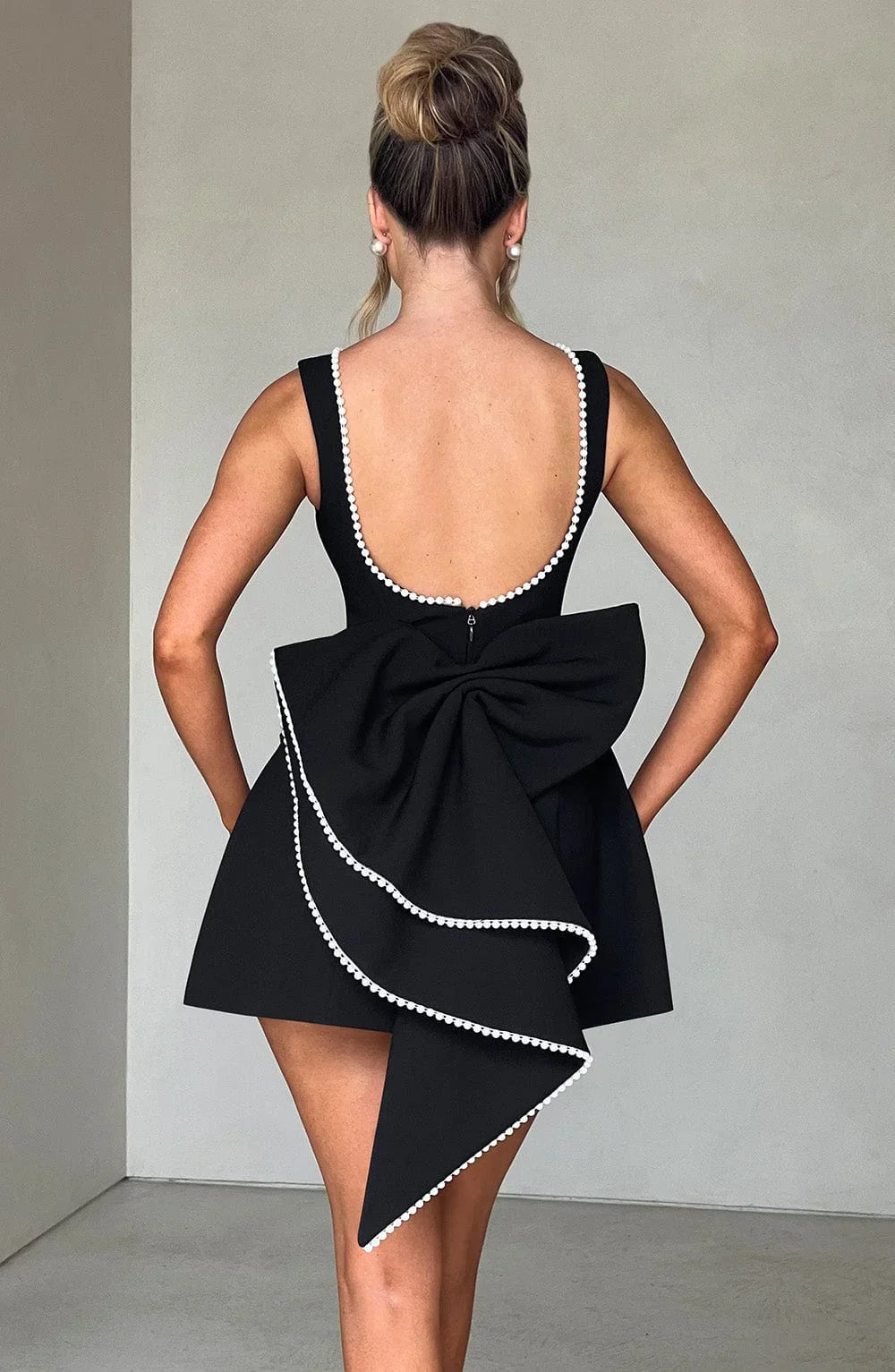 Dames cocktailjurk met strik detail en pareltjes - Avondjurk
