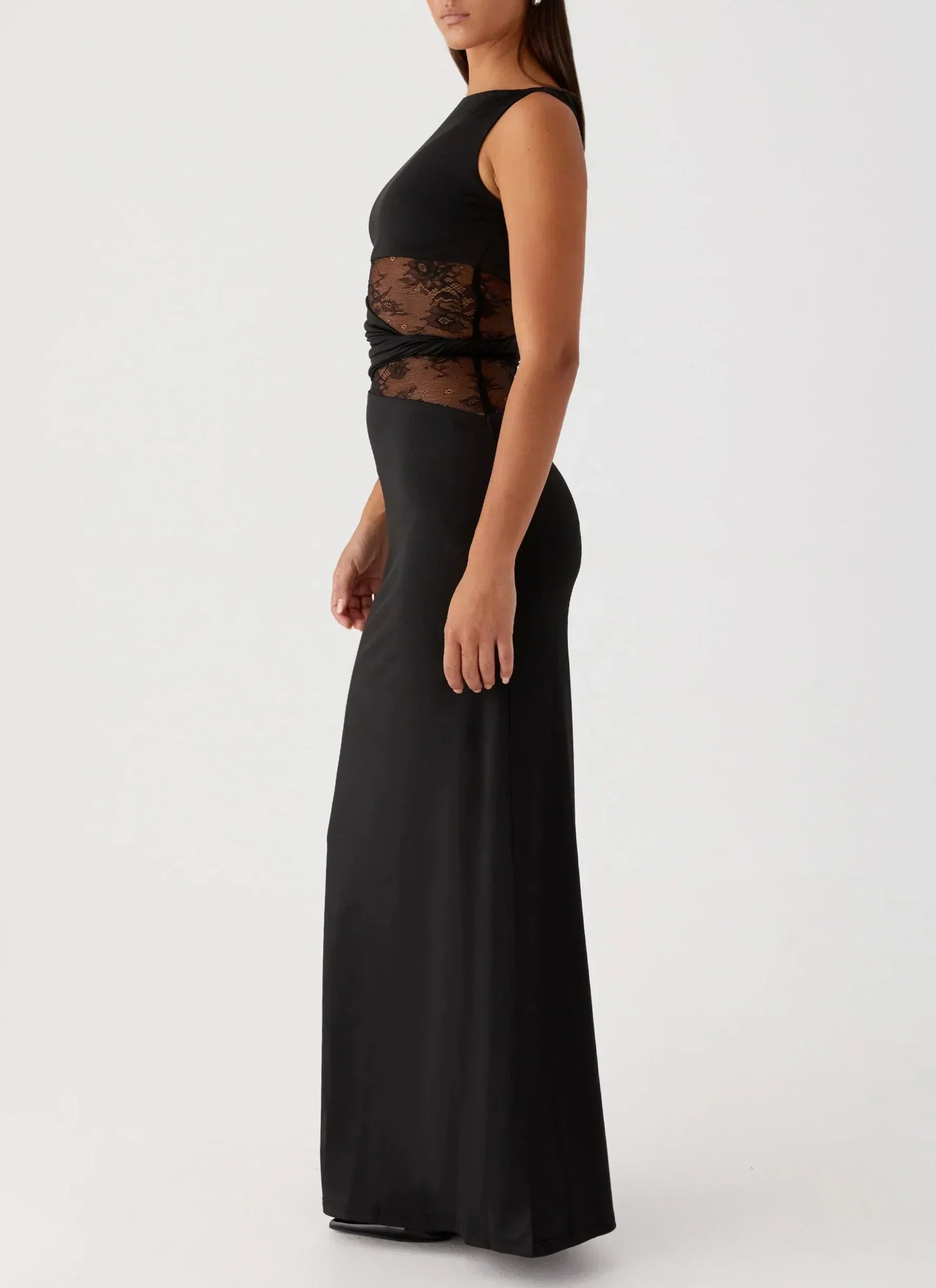 Dames zwarte zomerjurk lang met kant en cutouts