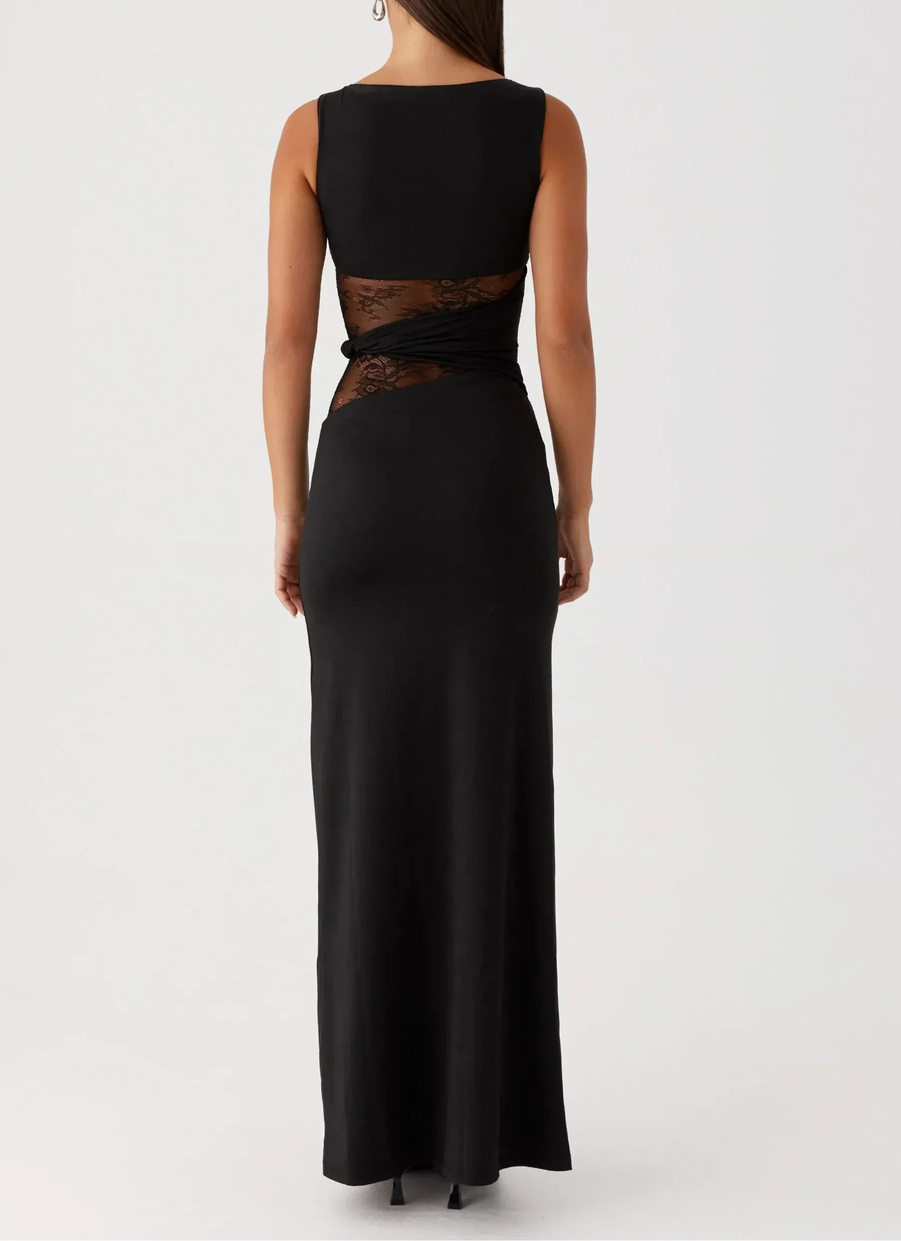 Dames zwarte zomerjurk lang met kant en cutouts