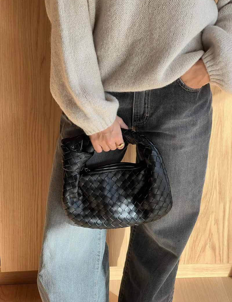 Geweven dames handtas | Stijlvolle pouch met knoop detail