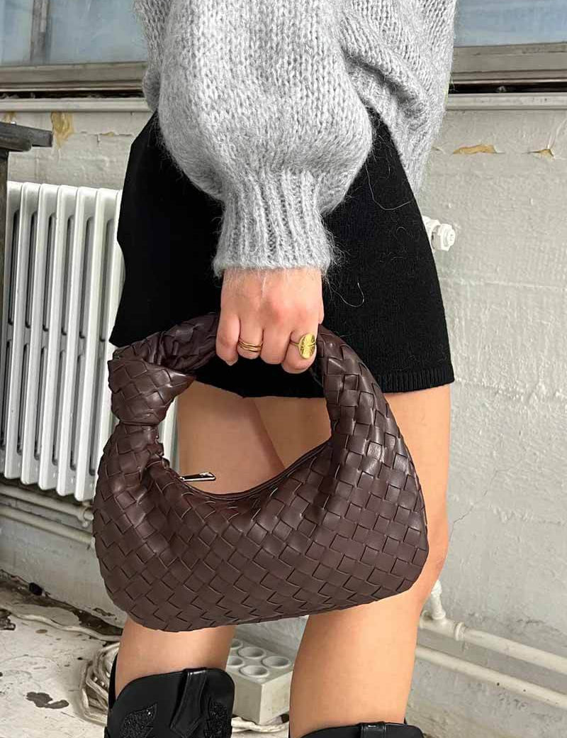 Geweven dames handtas | Stijlvolle pouch met knoop detail