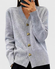 Dames winter cardigan met v-hals | Zachte knit en hart knopen